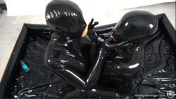 Slimy shiny with a large amount of oil! Entangled with a rubber pussy mask slimy soaked 💦