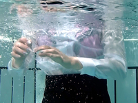 【 물 편 】 신입 여자 직원의 착의 수영 교육 (1) (DW17-1UW)