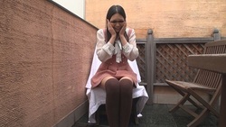 超狂视频 忍受小便的女人的原委【Mahiro 23岁】