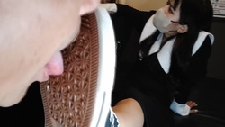 22-year-old OL Ami-chan&#39;s internet cafe licking the soles of sneakers and giving footjobs